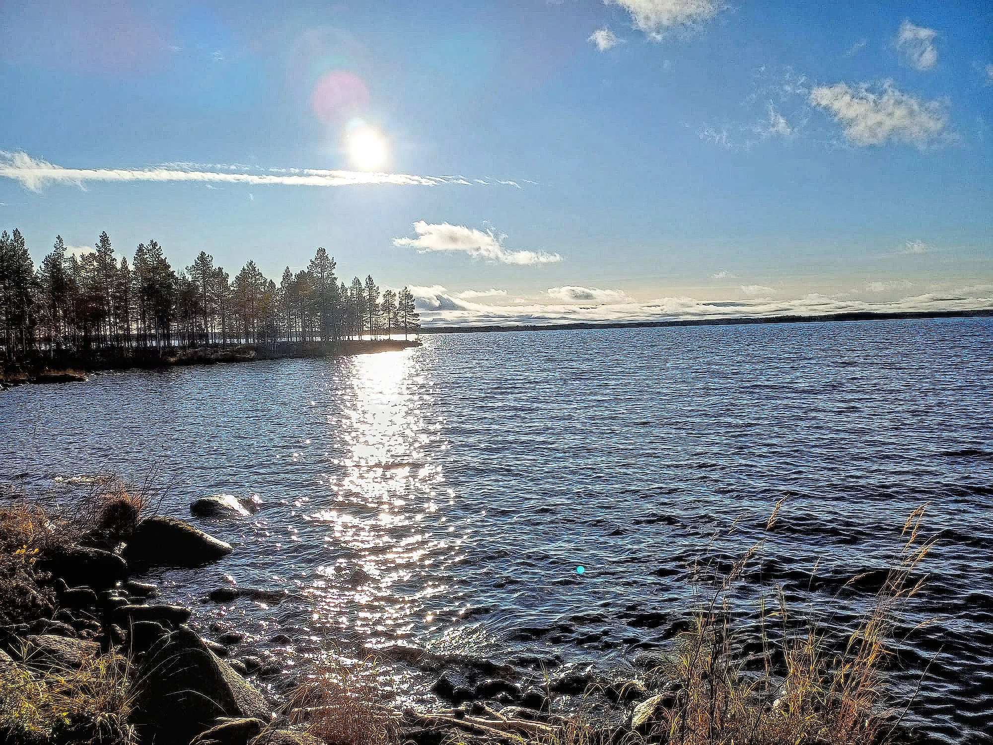 Lokakuun aurinko kimmeltää järven pinnalla 2023